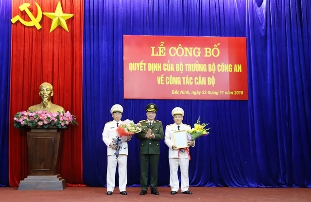 Thượng tướng Nguyễn Văn Thành, Thứ trưởng Công an trao Quyết định điều động và bổ nhiệm cán bộ cho Đại tá Phạm Hồng Sơn và Đại tá Nguyễn Văn Long.