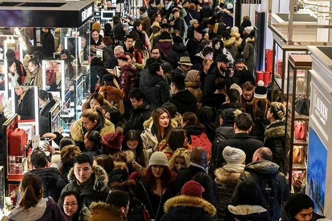 Đám đông người tiêu dùng tại một sự kiện hạ giá nhân dịp Black Friday ở New York (Mỹ), ngày 22-11. Ảnh: Reuters