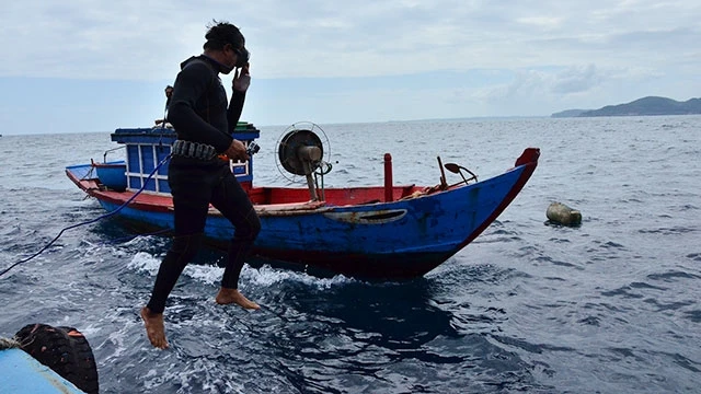 Ngư dân lặn biển với dụng cụ ống thở thô sơ, nhiều rủi ro, hiểm nguy khi hành nghề.