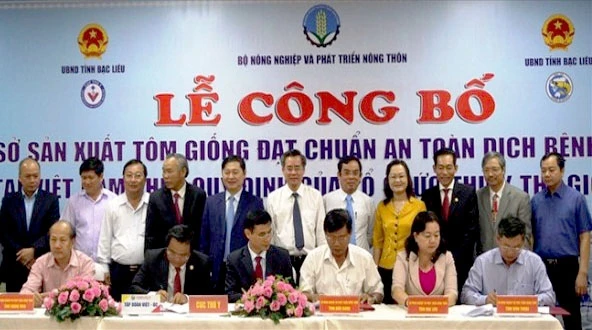 Đại diện các tỉnh khu vực đồng bằng sông Cửu Long ký thỏa thuận hợp tác với Tập đoàn Việt Úc sản xuất cung cấp tôm giống theo chuẩn OIE.