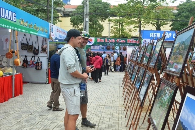 Du khách tham quan triển lãm ảnh Miền đất - Con người Việt Bắc.