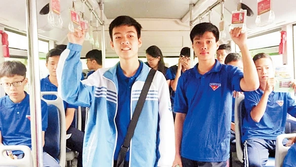 Học sinh, sinh viên Hà Nội trải nghiệm tuyến xe buýt màu xanh. Ảnh: NGUYỆT ÁNH