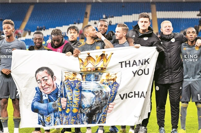 Các cầu thủ Leicester tưởng nhớ tỷ phú Vichai. Ảnh | PA 