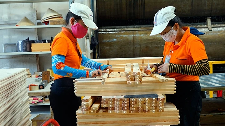 Sản xuất đồ gỗ xuất khẩu tại Công ty CP Woodsland Tuyên Quang.