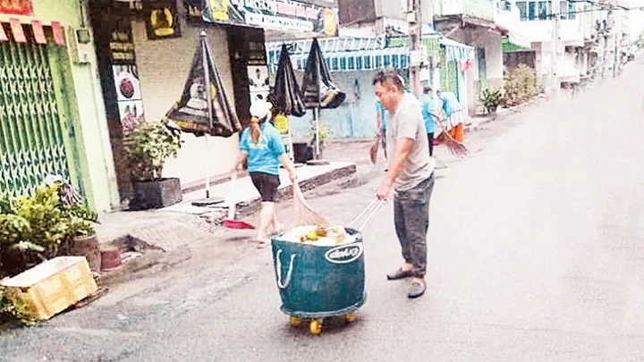 Ðội quân tình nguyện "Hành trình xanh" chùa Liên Hoa xuống phố quét rác làm sạch môi trường.
