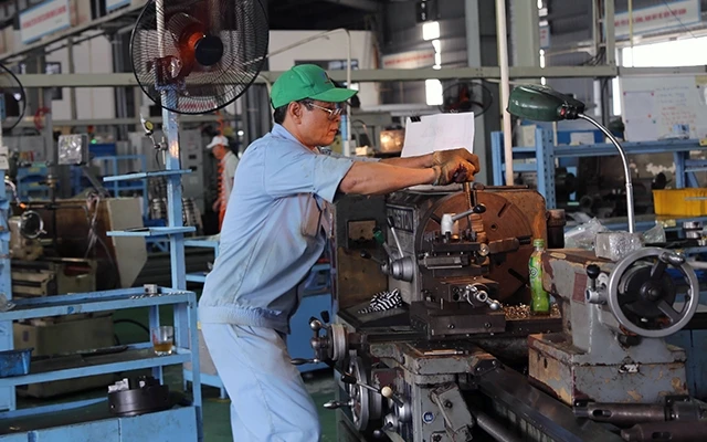 Gia công chi tiết cơ khí tại Công ty TNHH Công nghiệp Trí Cường (Cụm công nghiệp ô-tô Nguyên Khê, huyện Ðông Anh, TP Hà Nội).