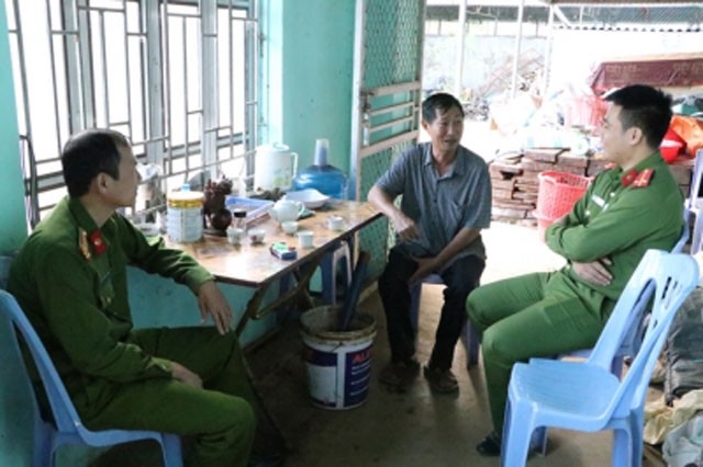 Công an TP Lai Châu thường xuyên động viên, giúp đỡ người lầm lỗi tái hóa nhập cộng đồng.
