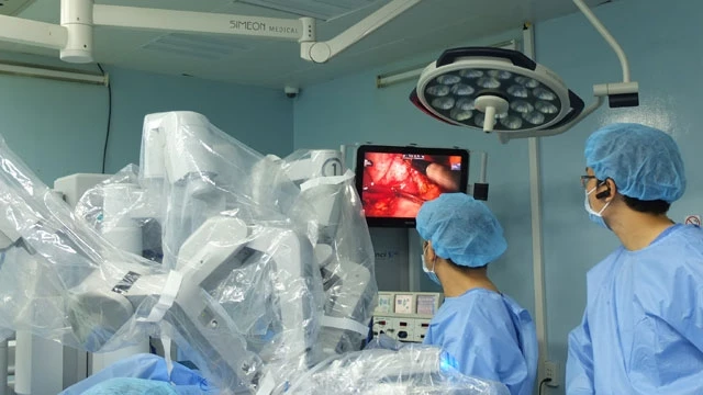Các bác sĩ đang tiến hành phẫu thuật cho thai phụ bằng robot.