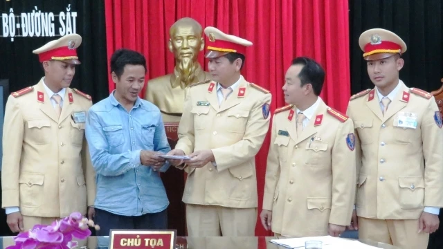 Cảnh sát giao thông Thanh Hóa trao tài sản cho anh Lê Đình Hiếu.