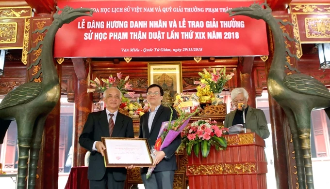 TS Phạm Lê Huy được trao giải nhất Giải thưởng sử học Phạm Thận Duật lần thứ 19.