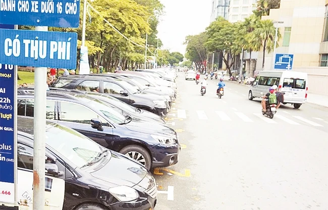 Bãi xe có thu phí tại đường Lê Lai, quận 1.