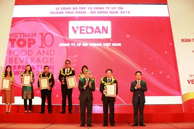 Đại diện công ty Vedan, ông Kuo Ting Hung nhận giải thưởng từ Ban tổ chức.