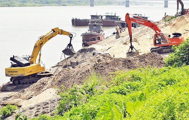 Cần quản lý chặt chẽ hoạt động khai thác cát, ngăn chặn nạn “bảo kê” cát tặc. Ảnh | Trần Uông