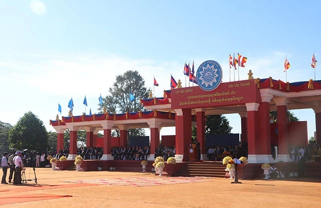 Quang cảnh Lễ kỷ niệm 40 năm Ngày thành lập Mặt trận Đoàn kết cứu nước Campuchia.