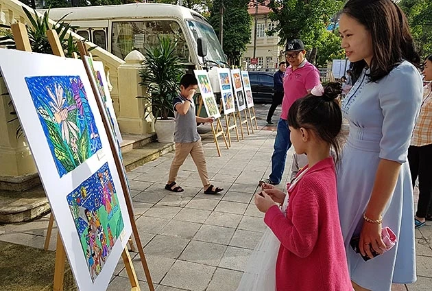 Trao giải cuộc thi vẽ tranh "Cuộc sống quanh em"