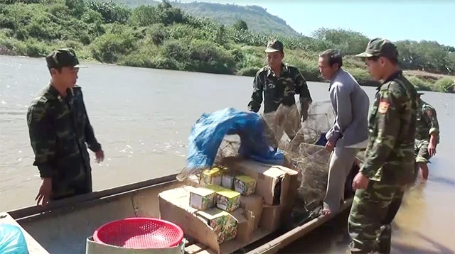 Pháo lậu được vận chuyển bằng thuyền máy bị lực lượng Bộ đội Biên phòng tỉnh Quảng Trị bắt giữ.