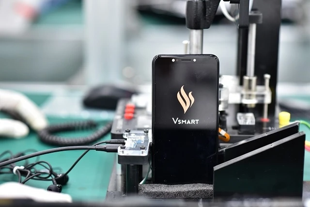 Lộ diện hình hài dòng điện thoại đầu tiên mang thương hiệu Vsmart.