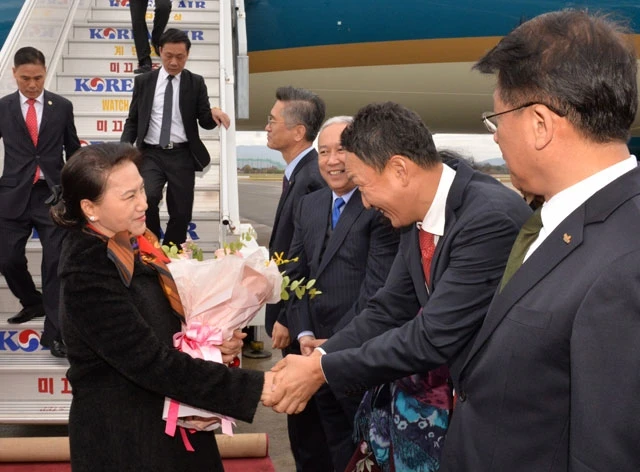 Đại diện Hàn Quốc và Việt Nam đón Chủ tịch Quốc hội Nguyễn Thị Kim Ngân tại sân bay Gim Hae. Ảnh: CHIẾN THẮNG