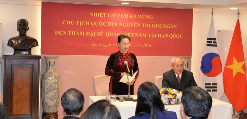 Chủ tịch Quốc hội Nguyễn Thị Kim Ngân duyệt Đội danh dự tại sân bay Seong-nam.