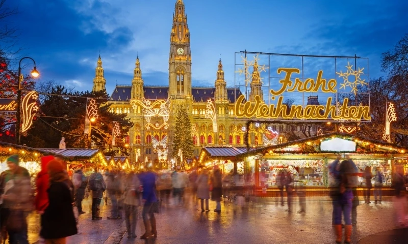 Khu chợ Giáng sinh ở Thủ đô Vienna, Áo, rực rỡ ánh đèn. (Ảnh: Getty Images)