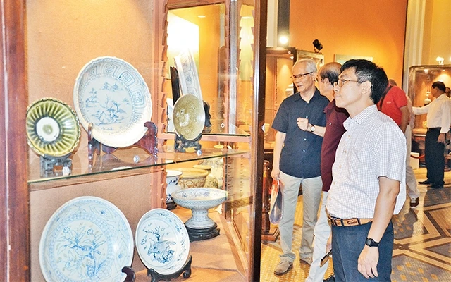 Du khách tham quan Bảo tàng Lịch sử TP Hồ Chí Minh.