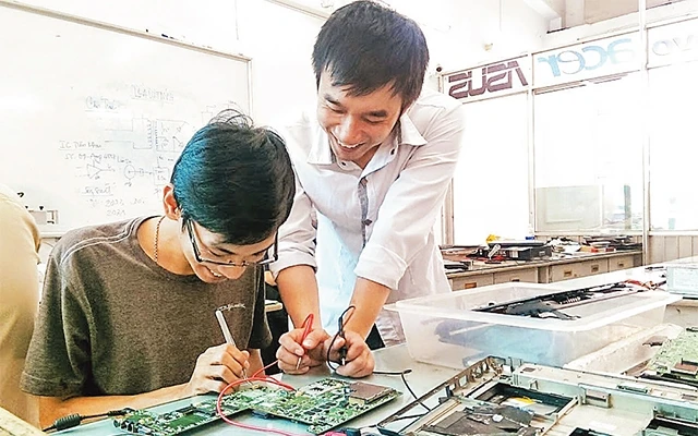 Học viên Trường trung cấp nghề Kỹ thuật Công nghệ Hùng Vương trong giờ thực hành.