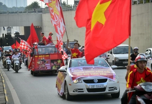 Ngay từ đầu giờ chiều, hàng trăm cổ động viên đã xuống phố diễu hành, cổ vũ cho các tuyển thủ Việt Nam trước trận đấu quan trọng tối nay. (Ảnh: Duy Linh)