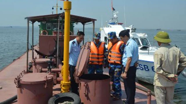 Cán bộ hải quan và cảnh sát biển phối hợp bắt giữ tàu chở xăng dầu không chứng minh được nguồn gốc hàng hóa. Ảnh: VP. 389
