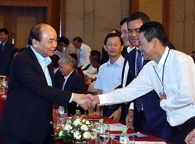 Thủ tướng Nguyễn Xuân Phúc và các đại biểu dự hội nghị giải pháp ổn định dân di cư tự do. Ảnh: THỐNG NHẤT (TTXVN)