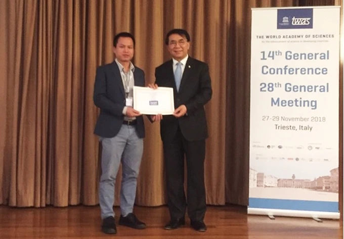 GS.VS Bai Chunlin, Chủ tịch Viện Hàn lâm Khoa học thế giới, trao giấy chứng nhận nhiệm kỳ 2018 -2022 cho TS Nguyễn Thiên Tạo. 