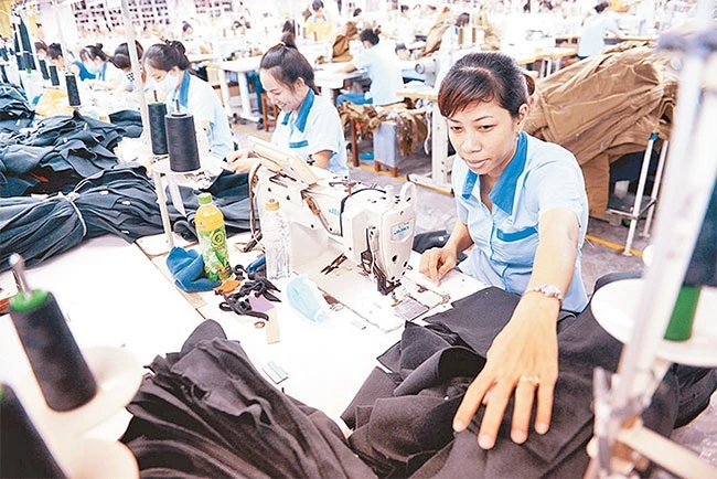 Sản xuất các mặt hàng xuất khẩu tại Công ty cổ phần sản xuất thương mại May Sài Gòn.