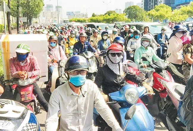Xử lý ùn tắc giao thông vẫn đang là bài toán khó đối với TP Hồ Chí Minh hiện nay.