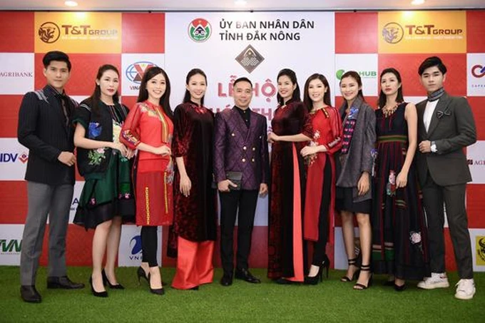 NTK Đỗ Trịnh Hoài Nam cùng một số người mẫu trình diễn trang phục thổ cẩm.
