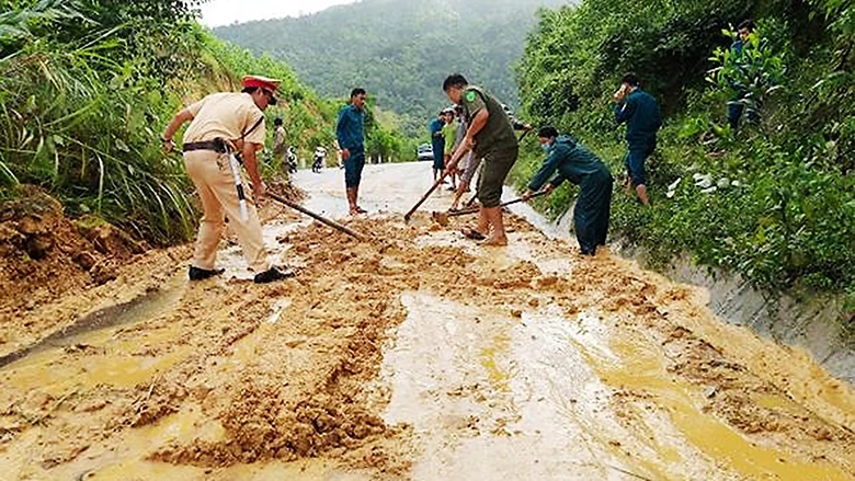 Khắc phục điểm sạt lở trên quốc lộ nối Quảng Ngãi với Kon Tum. Ảnh: Thạch Thảo