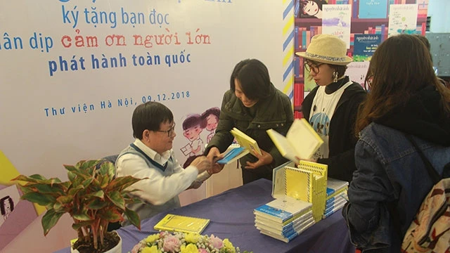 Nhà văn Nguyễn Nhật Ánh tặng chữ ký độc giả tại Hà Nội.