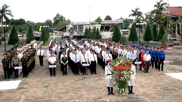 Viếng, thắp hương tại Nghĩa trang liệt sĩ tỉnh Cà Mau nhân kỷ niệm 78 năm Ngày truyền thống.