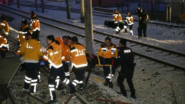 Nhân viên cứu hộ sơ tán những người bị thương trong vụ tai nạn. (Ảnh: Getty Images)