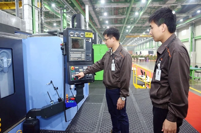Vận hành dây chuyền sản xuất tại Nhà máy Hanwha Aero Engines (Tập đoàn Hanwha, Hàn Quốc) đặt tại Khu công nghệ cao Hòa Lạc (Hà Nội). Ảnh: TUYẾT HẠNH