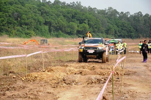 Các tay đua tranh tài trên đường đua giải KOP 2018 diễn ra tại Tuần Châu, Quảng Ninh.