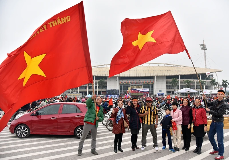 Bầu không khí náo nhiệt của trận chung kết thực sự bắt đầu. Nhiều nhóm cổ động viên đã tập trung tại khu vực trước sân Mỹ Đình. Tất cả đều sẵn sàng vào sân tiếp thêm tinh thần hưng phấn cho thầy trò h