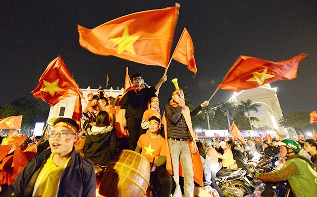Người hâm mộ tại Thủ đô Hà Nội và TP Hồ Chí Minh vui mừng với chiến thắng của Đội tuyển bóng đá Việt Nam. Ảnh: THỦY NGUYÊN và CTV