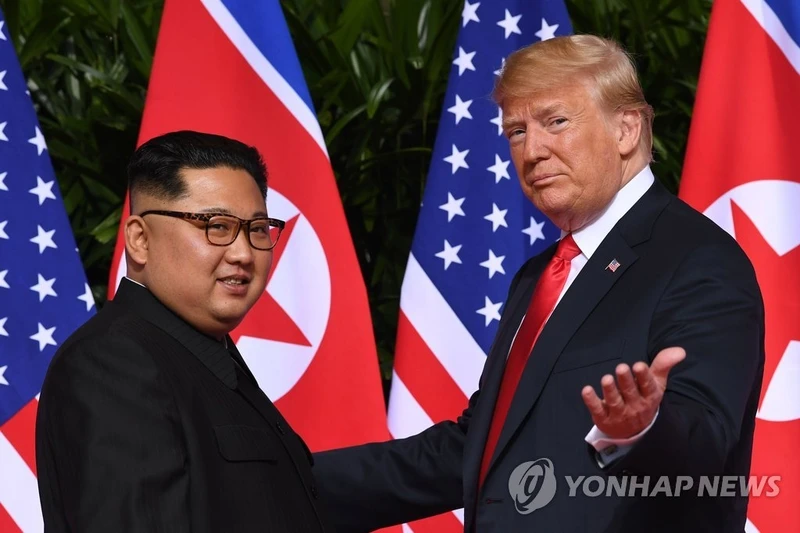 Nhà lãnh đạo Triều Tiên Kim Jong-un và Tổng thống Mỹ Donald Trump tại cuộc gặp thượng đỉnh hồi tháng 6 (ảnh: Yonhap) 