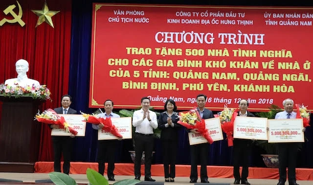 Phó Chủ tịch nước Đặng Thị Ngọc Thịnh trao biển tượng trưng hỗ trợ nhà cho đại diện lãnh đạo năm tỉnh.