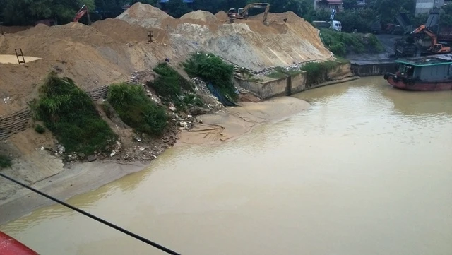 Việc mở bến trái phép bên địa phận tỉnh Thái Nguyên làm cho cát tràn xuống gây bồi lấp dòng chảy.