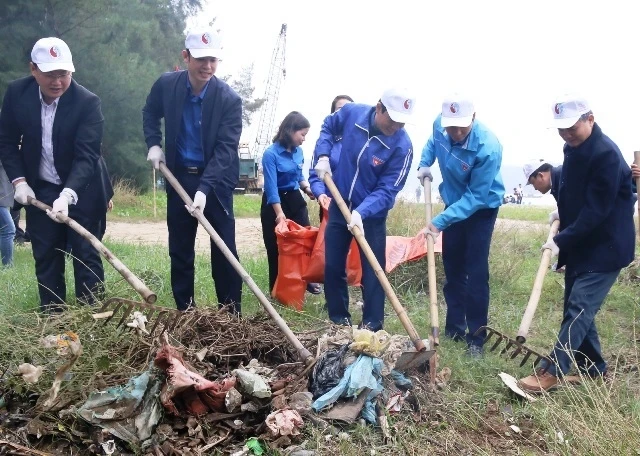 Cán bộ đoàn cùng tham gia dọn rác thải tại bãi biển phường Quảng Vinh.