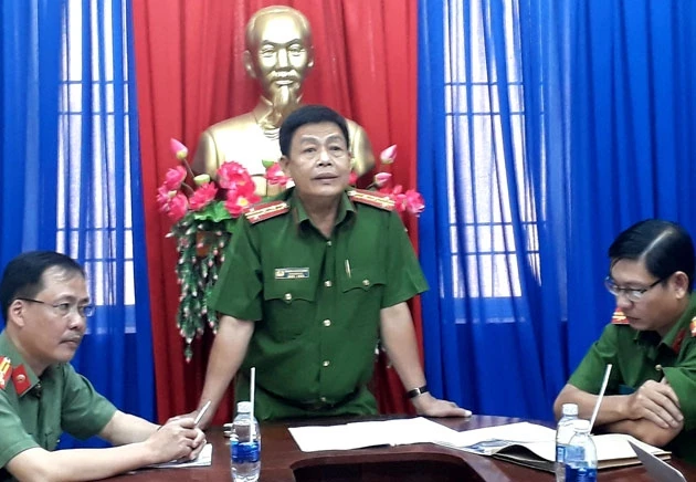 Đại tá Trương Ngọc Danh (đứng) cung cấp thông tin việc bắt giam bà Mai vào cuối giờ chiều 17-12. 