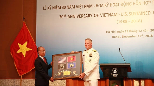 Thứ trưởng Thường trực Bùi Thanh Sơn và Chuẩn Đô đốc Jon Kreitz trao kỷ niệm chương.