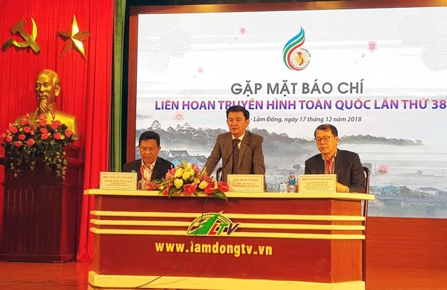 Phó Chủ tịch UBND tỉnh Lâm Đồng Phan Văn Đa phát biểu tại buổi gặp gỡ báo chí.