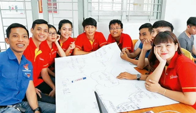 Sinh hoạt nhóm kỹ năng học Tiếng Anh của sinh viên Trường đại học Sư phạm Kỹ thuật TP Hồ Chí Minh.