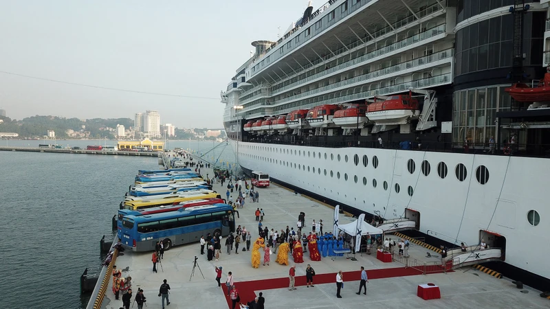 Đón khách du lịch quốc tế đường biển tại Cảng tàu khách quốc tế Hạ Long (Quảng Ninh). Ảnh: ĐỖ PHƯƠNG